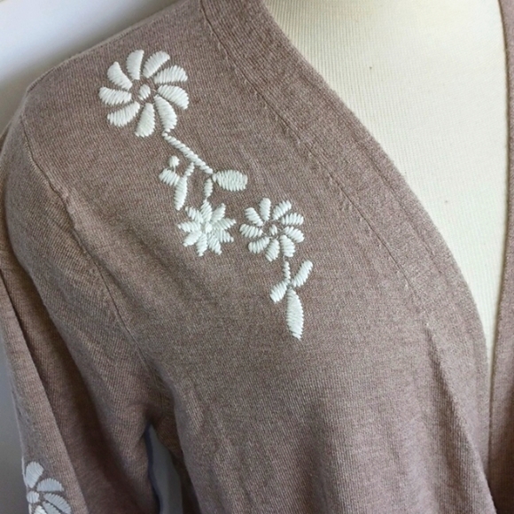 Aaeda Open Cardigan Sweater Tan White Embroidered Floral Sz XL, 22" PTP, 30" L - Picture 2 of 6